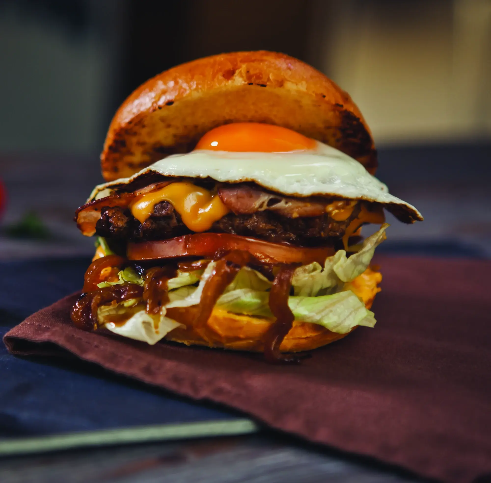 Mangov burger z jajcem in cheddarjem