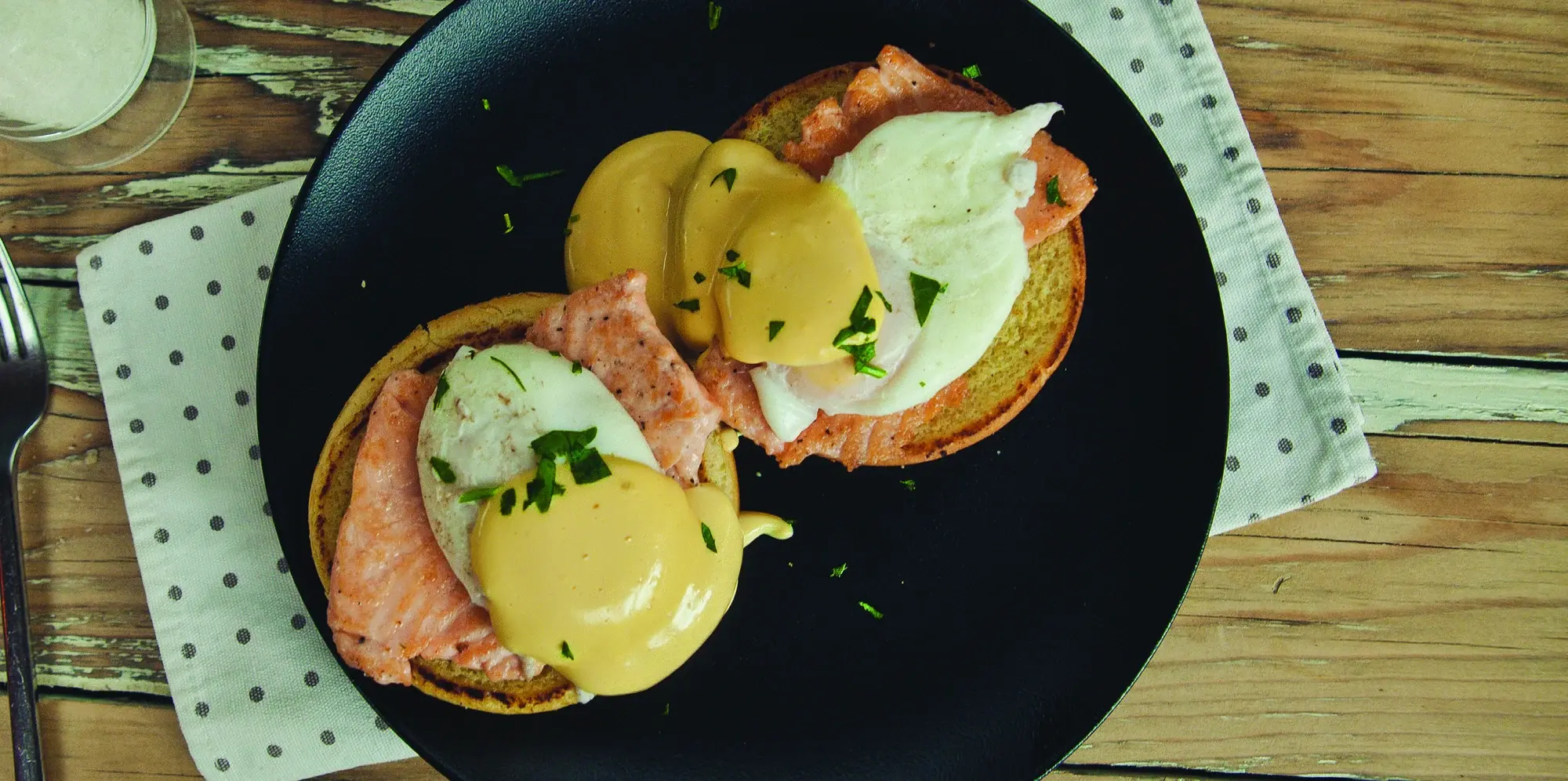 Eggs Benedict z holandsko omako